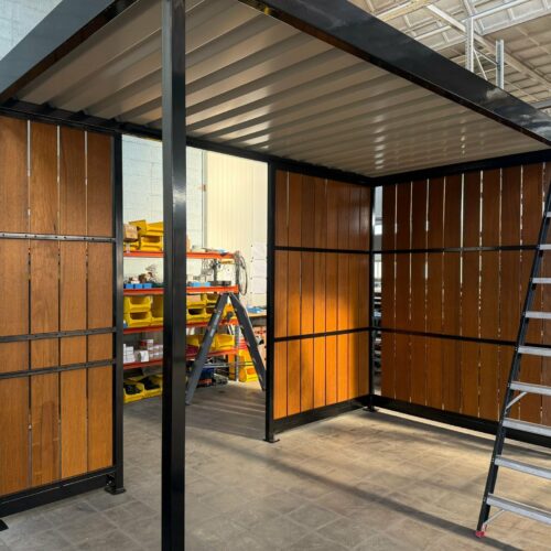 Afsluitbare fietsoverkapping Timber 28 Productieforo van fietsoverkapping Timber met FSC hardhouten wanden